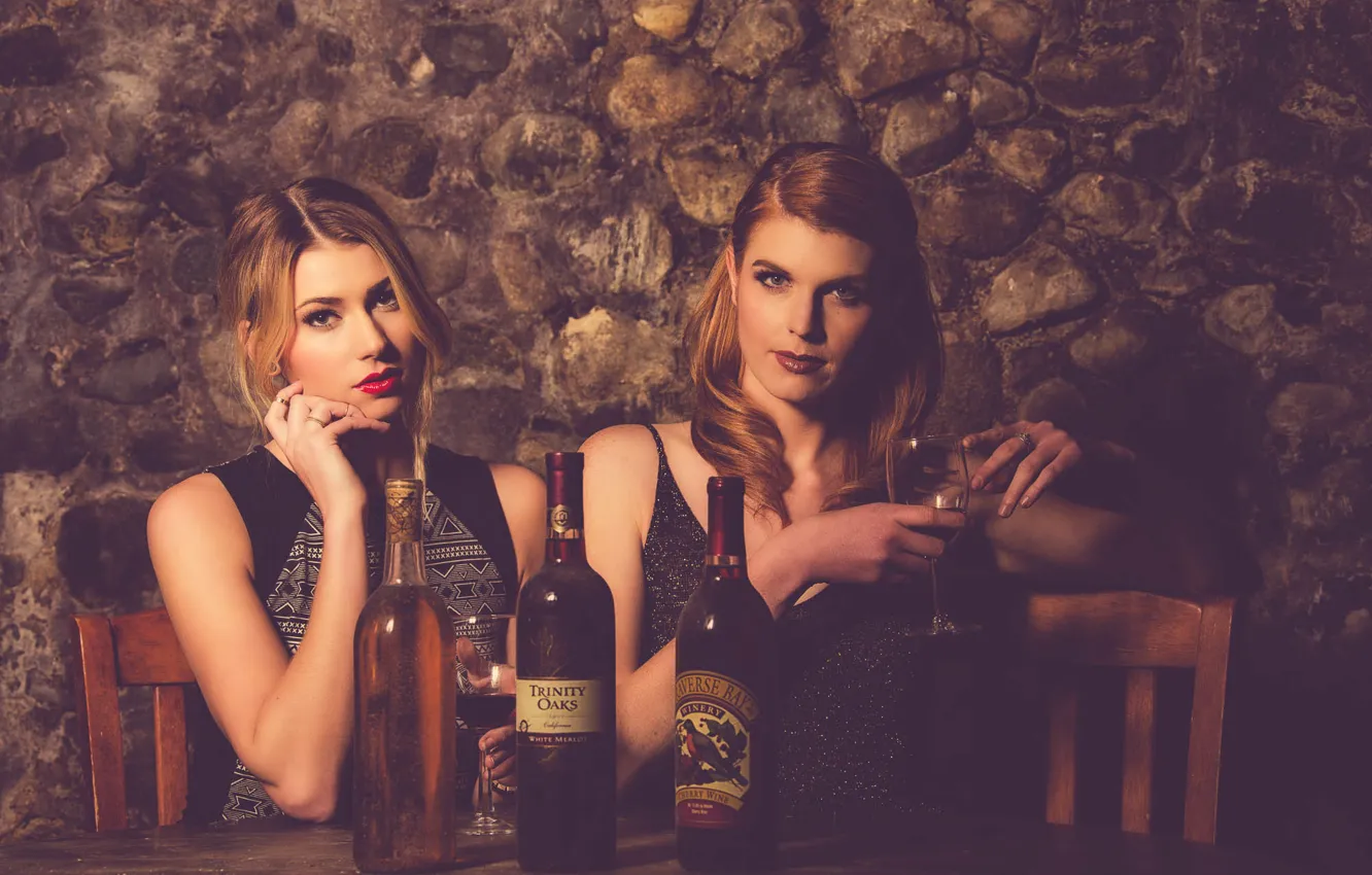 Фото обои стол, фон, девушки, вино, ресторан, бутылки, Andrea, Rachel