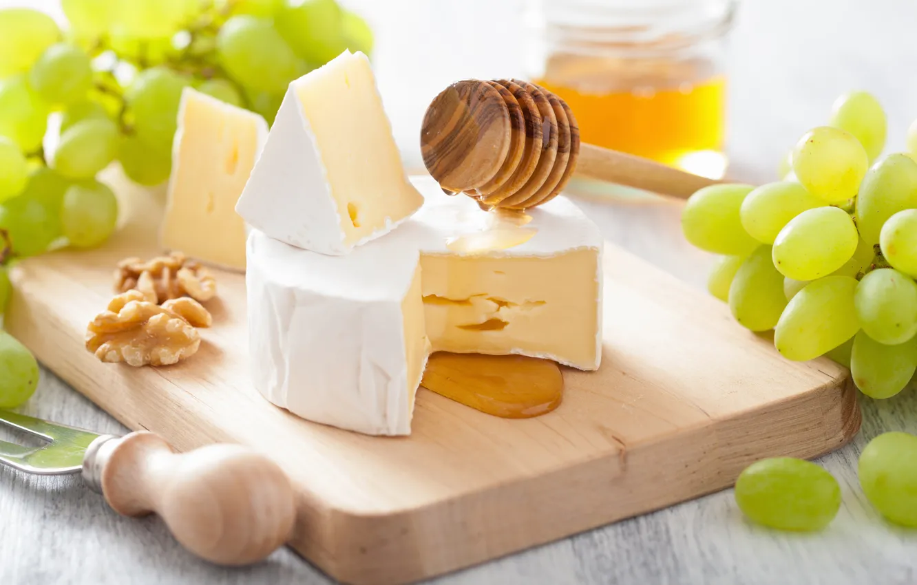 Фото обои белый, сыр, мед, виноград, ложка, нож, доска, орехи
