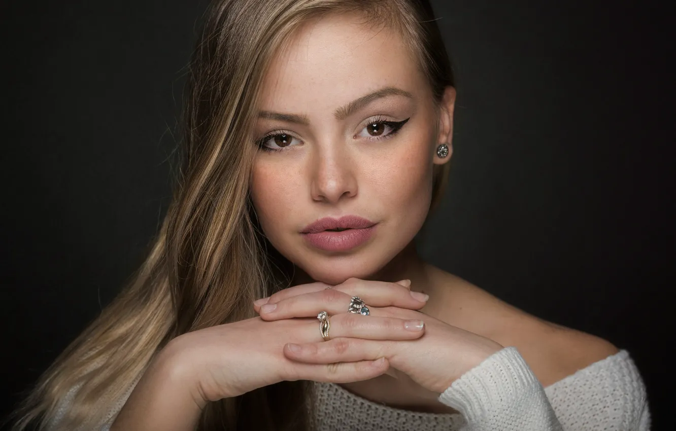 Фото обои взгляд, украшения, поза, фон, модель, портрет, кольца, руки