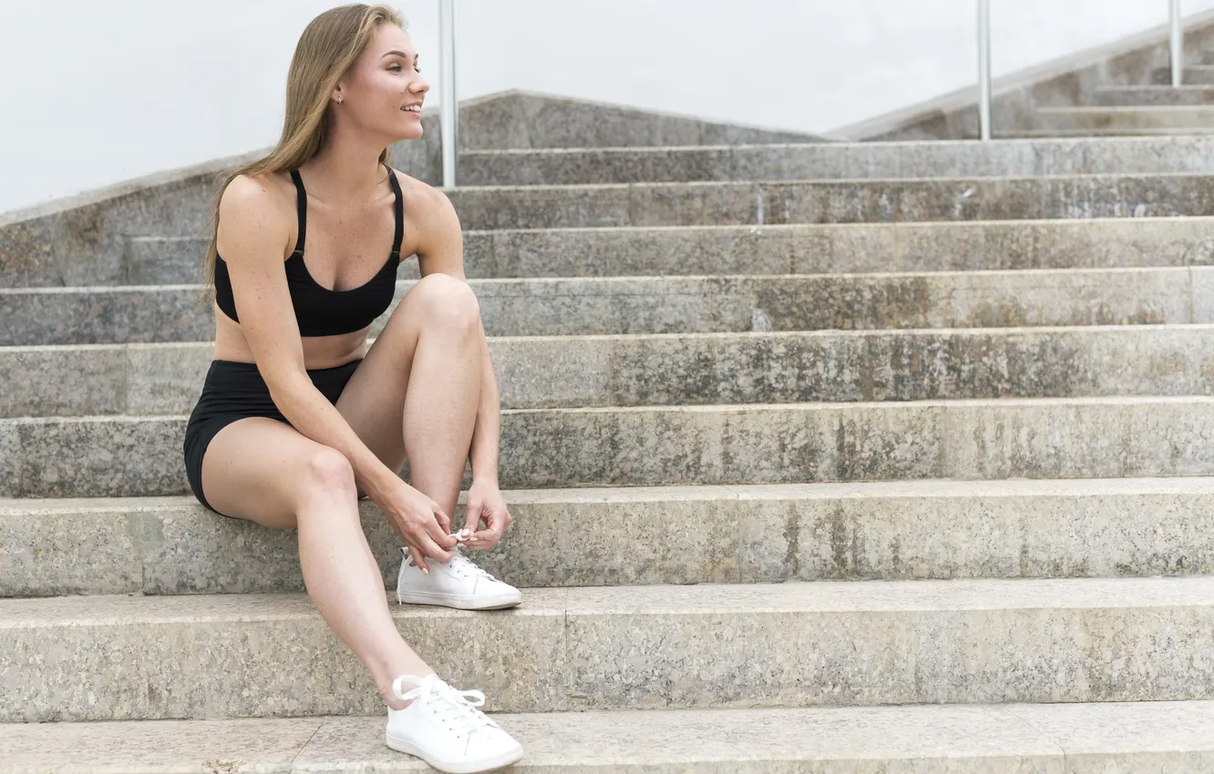 Фото обои girl, beautiful, model, stairs, sneakers, sportswear