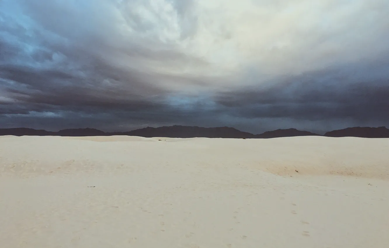 Фото обои песок, горы, тучи, пустыня, горизонт