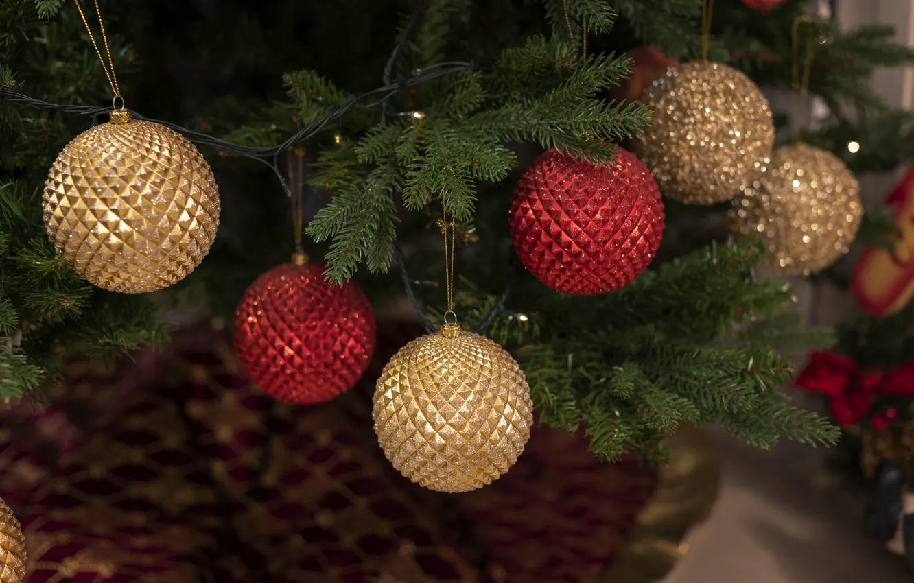 Фото обои зима, шарики, ветки, праздник, шары, блеск, Рождество, красные