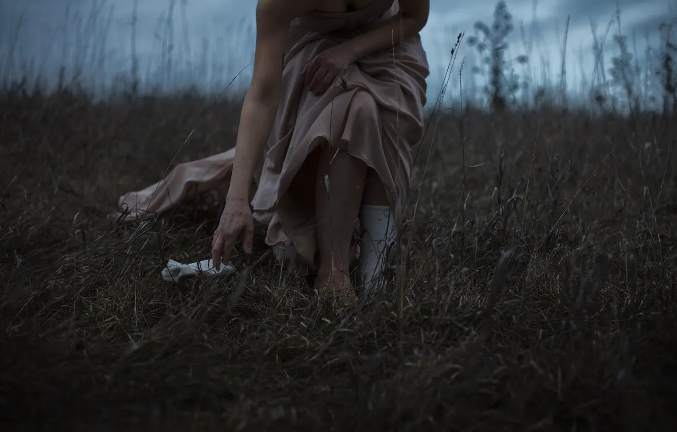 Фото обои трава, девушка, носок, платье, декольте, Aleah Michele
