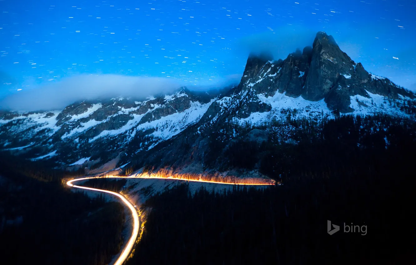Фото обои дорога, лес, небо, звезды, облака, снег, горы, огни