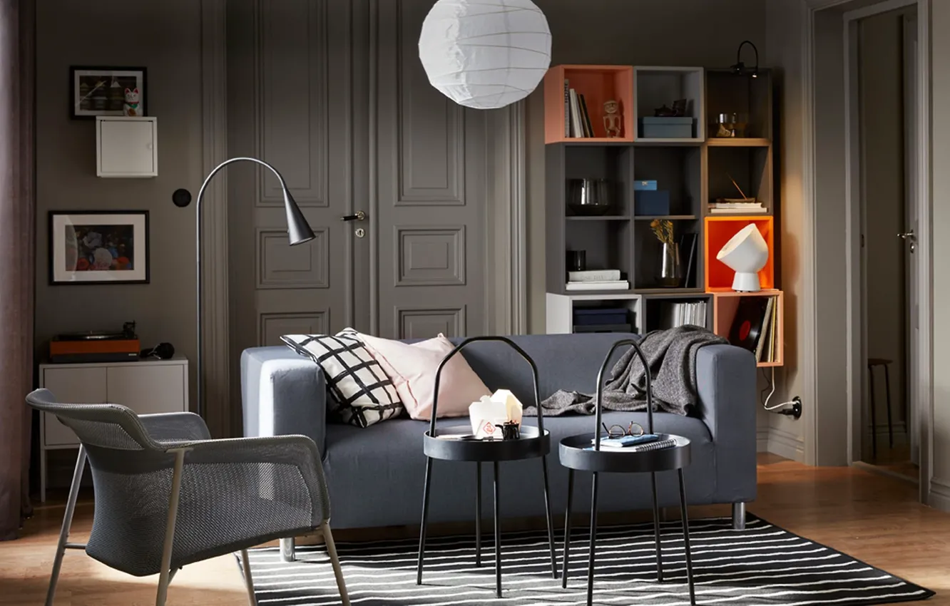 Фото обои дизайн, стиль, интерьер, гостиная, ИКЕА, IKEA idea decor, ИКЕА для дома и интерьера, темно-серая софа