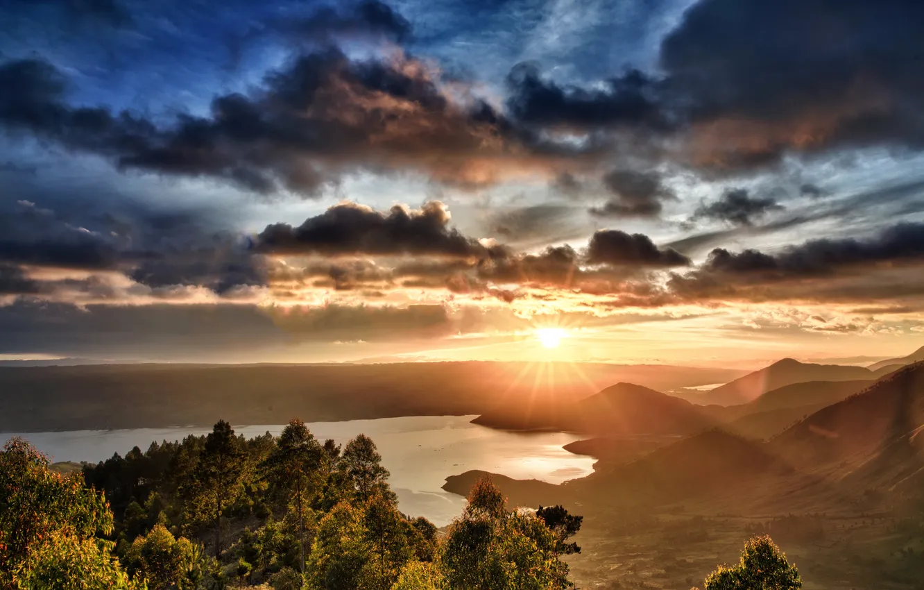 Фото обои небо, солнце, облака, деревья, закат, горы, озеро, Индонезия