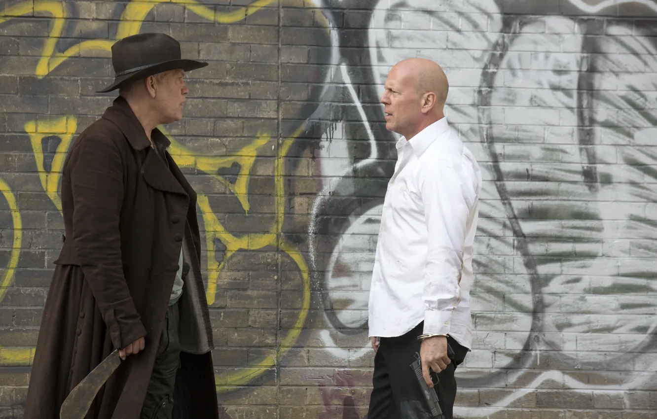Фото обои пистолет, стена, граффити, шляпа, нож, Брюс Уиллис, Bruce Willis, пальто