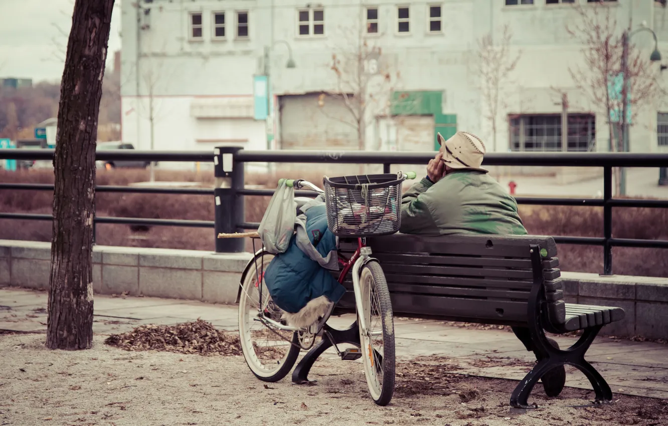 Фото обои велосипед, город, отражение, одежда, скамейки, боке, корзины, бездомных