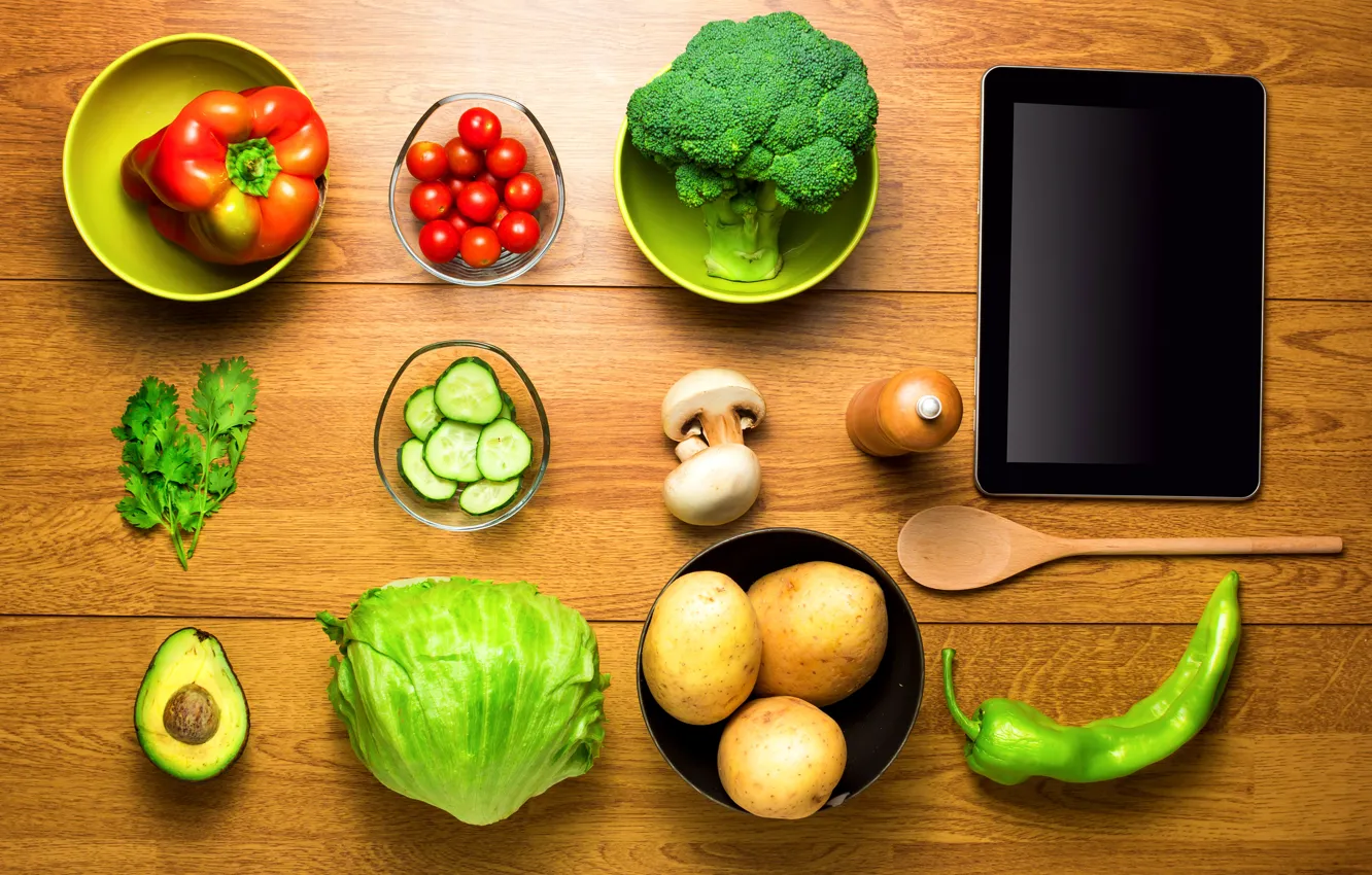 Фото обои зелень, стол, грибы, чашки, перец, планшет, овощи, помидоры