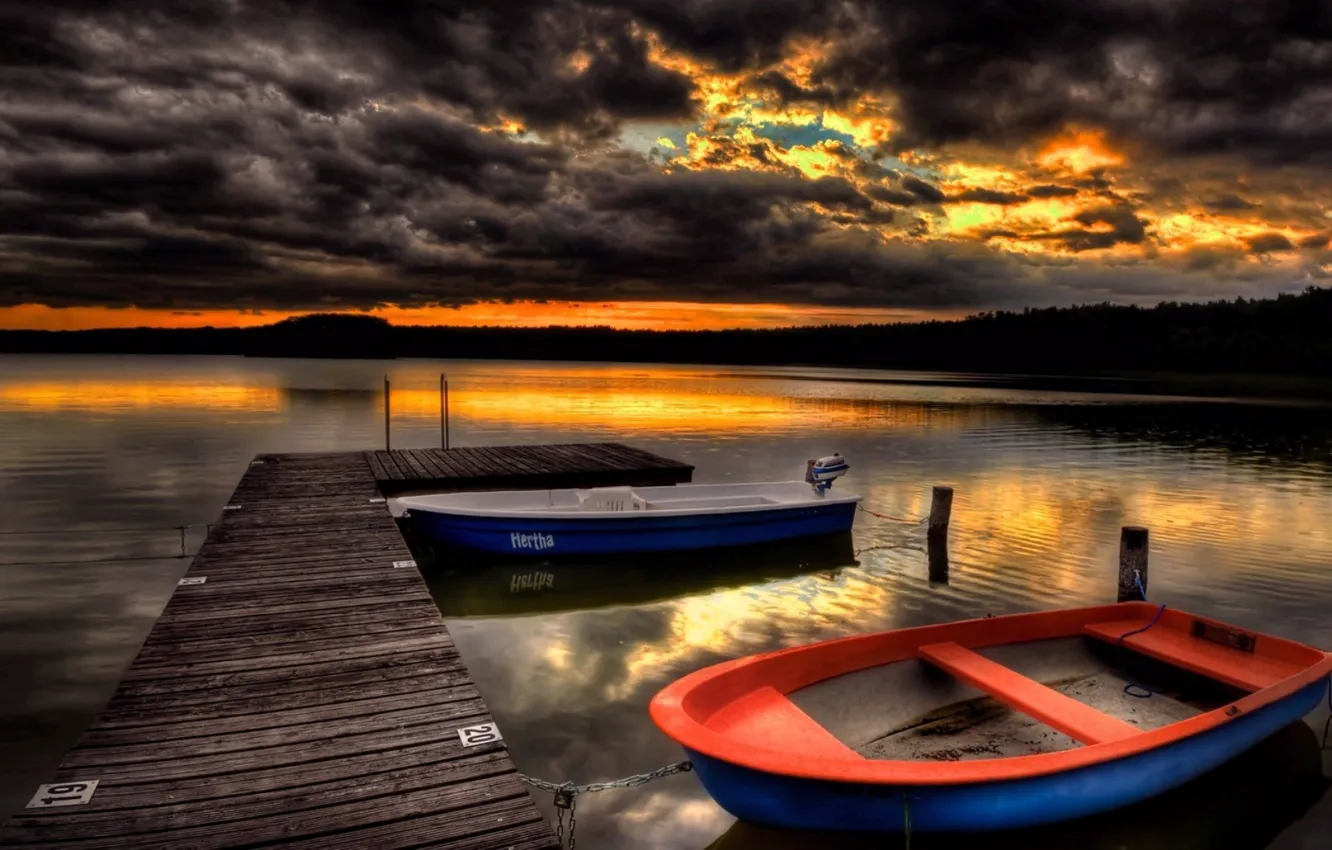 Фото обои тучи, озеро, лодки, причал