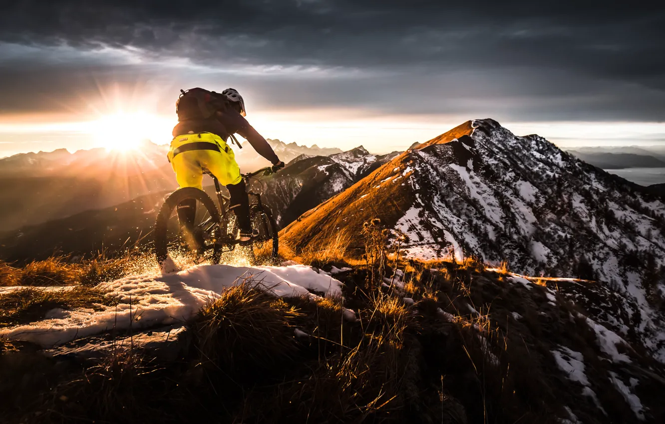 Фото обои снег, горы, велосипед, байк, бездорожье, экстрим, адреналин, горный
