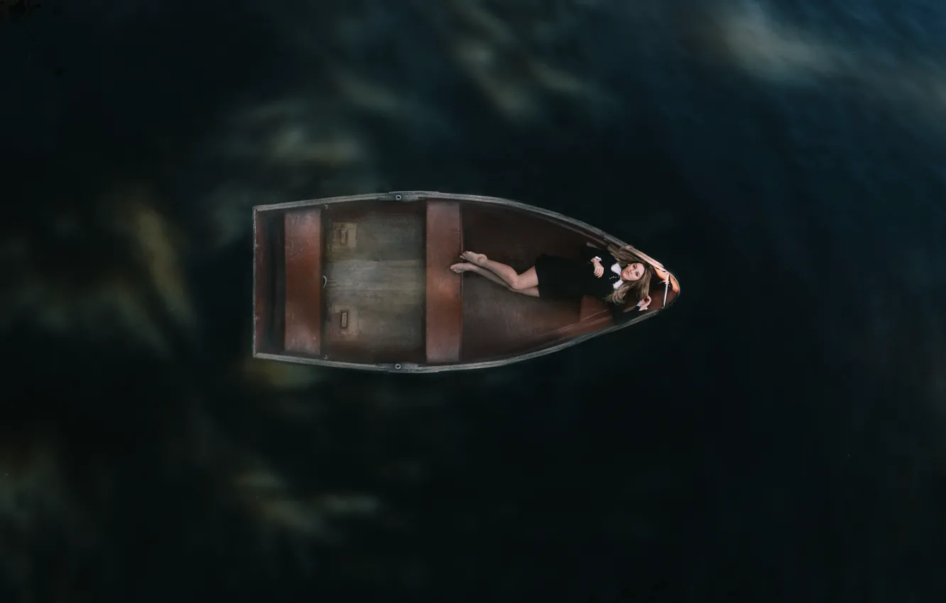 Фото обои вода, девушка, одиночество, лодка, черное платье, босые ноги, в плавании
