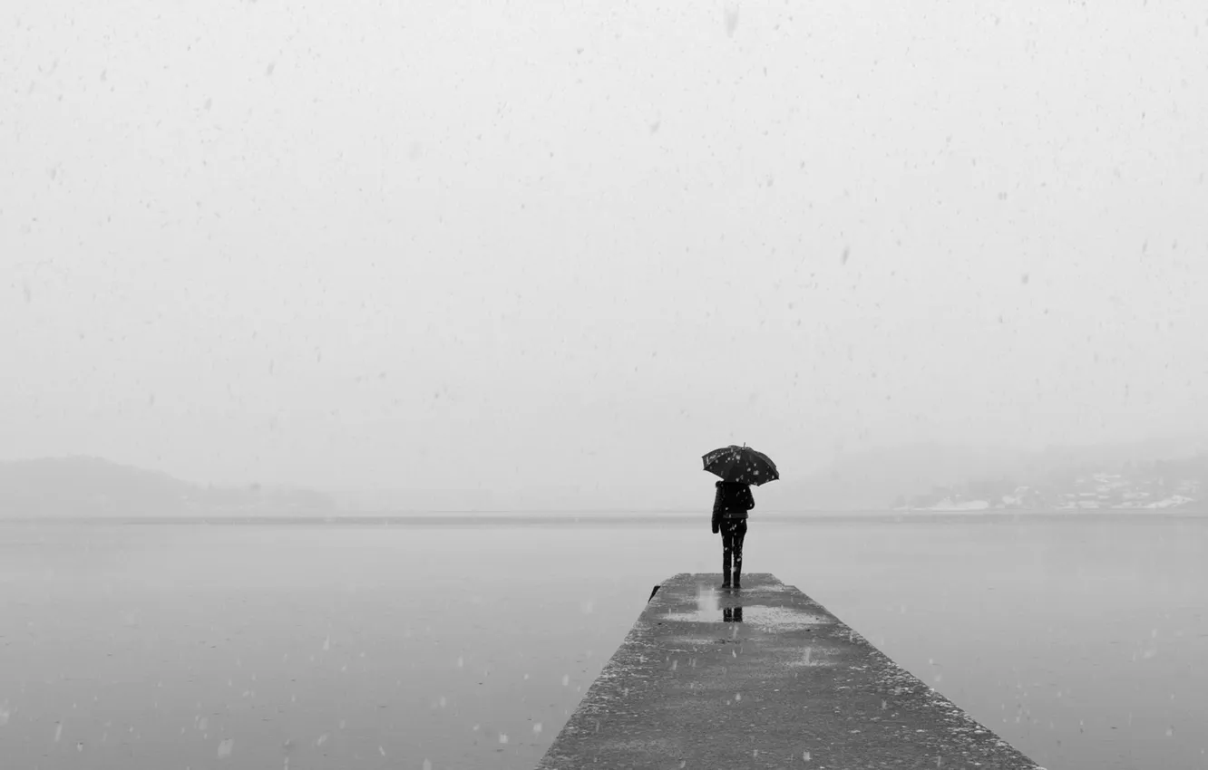 Фото обои холод, девушка, озеро, зонтик, спина, метель, мол