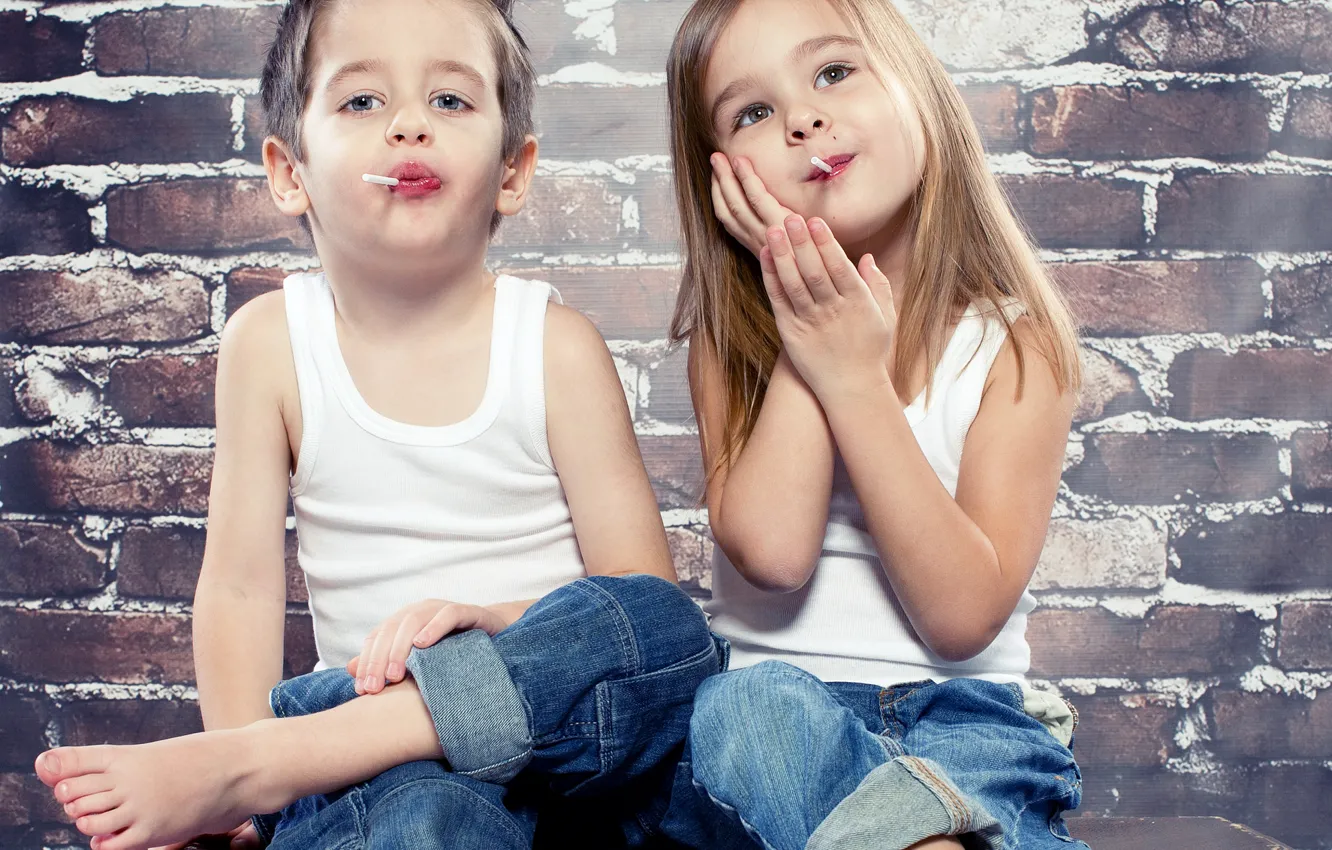 Фото обои дети, настроение, джинсы, мальчик, конфеты, девочка, girls, Little
