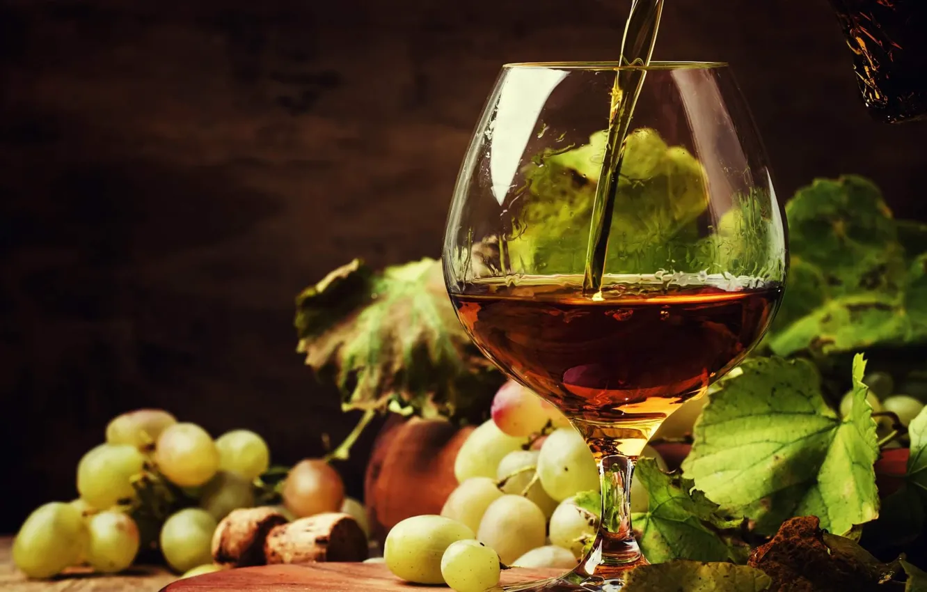 Фото обои glass, grapes, drinks, cognac, bunch
