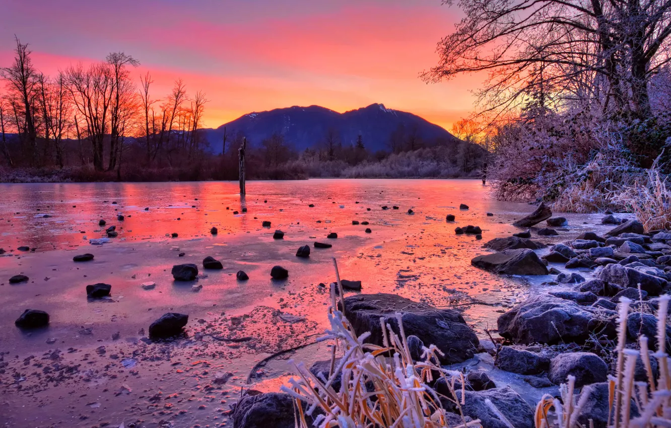 Фото обои зима, деревья, закат, горы, река, камни, лёд