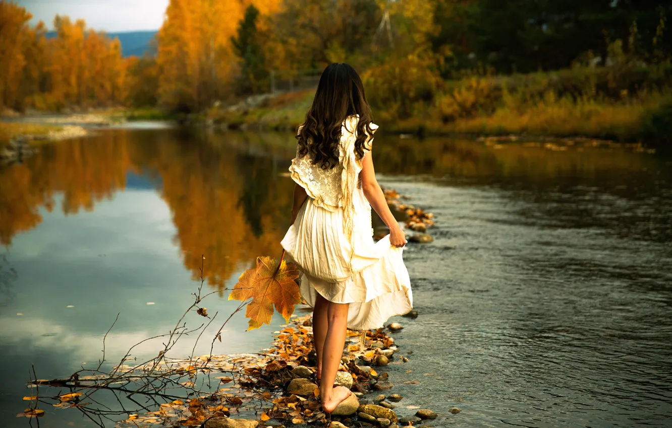 Фото обои девушка, река, камни, платье, Lichon