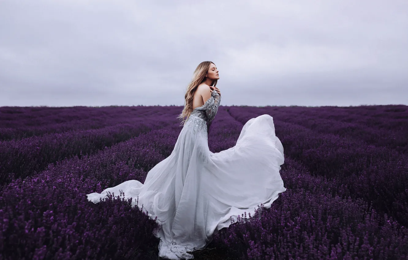 Фото обои поле, девушка, настроение, платье, лаванда