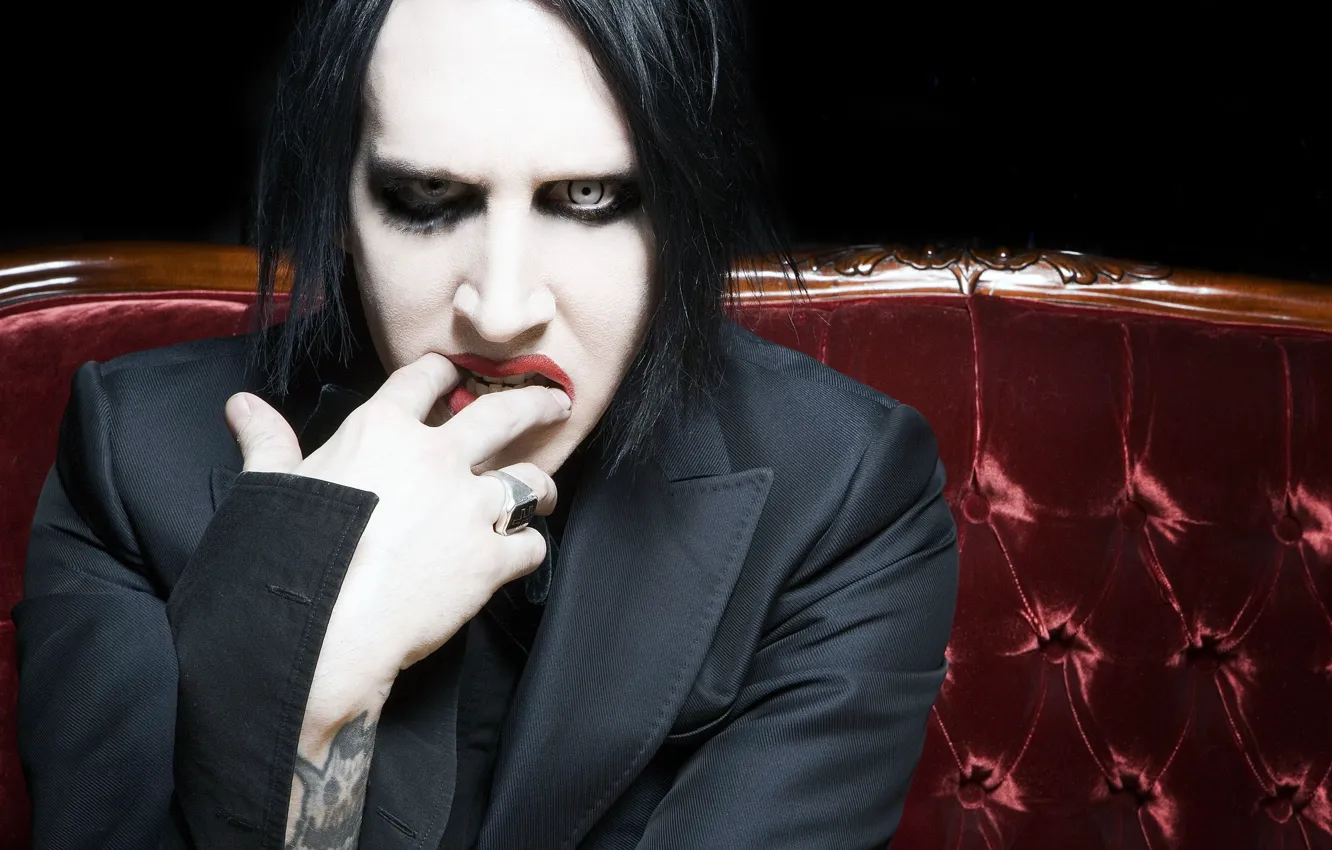Фото обои взгляд, рука, мужчина, певец, Marilyn Manson