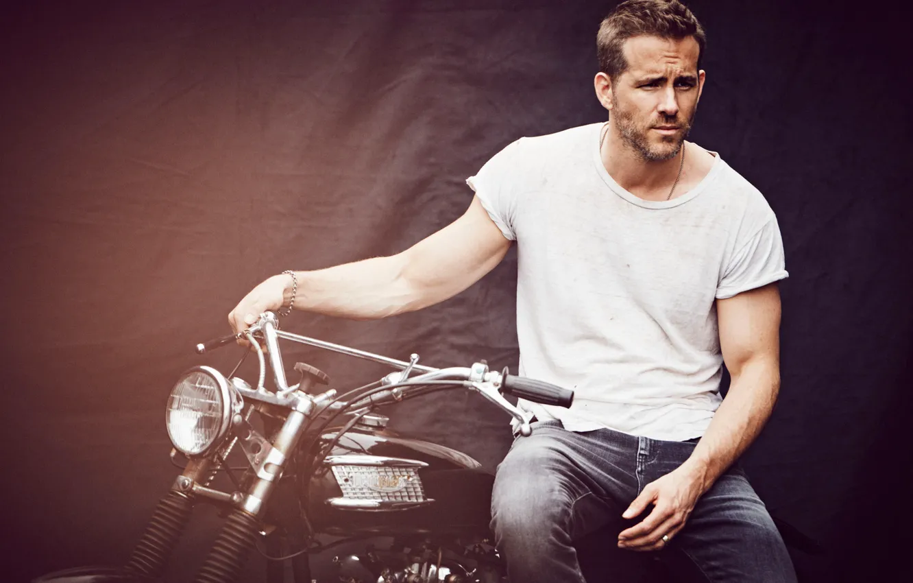 Фото обои фон, джинсы, футболка, мотоцикл, актер, Райан Рейнольдс, Ryan Reynolds, журнал