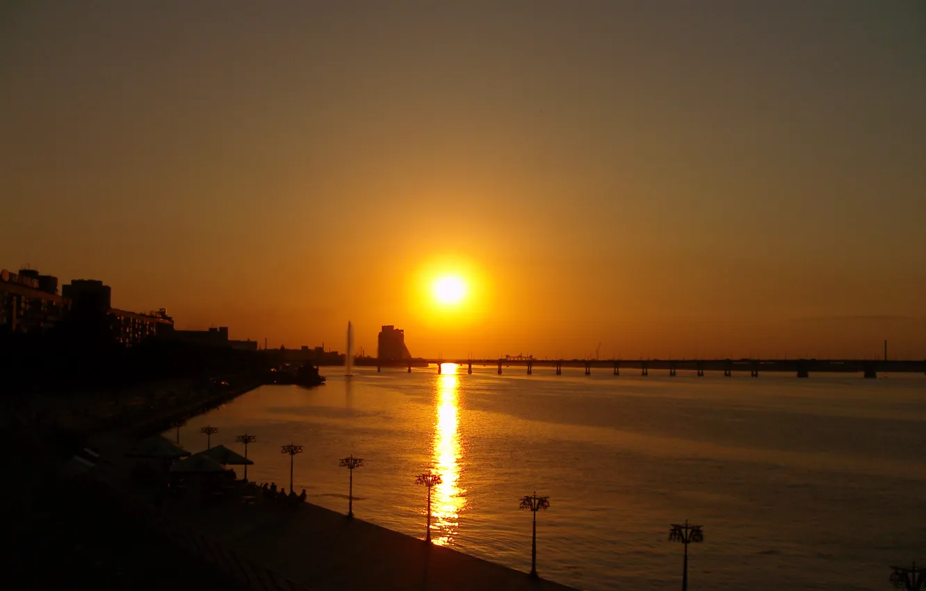 Фото обои солнце, закат, мост, город, блики, отражение, река, вечер