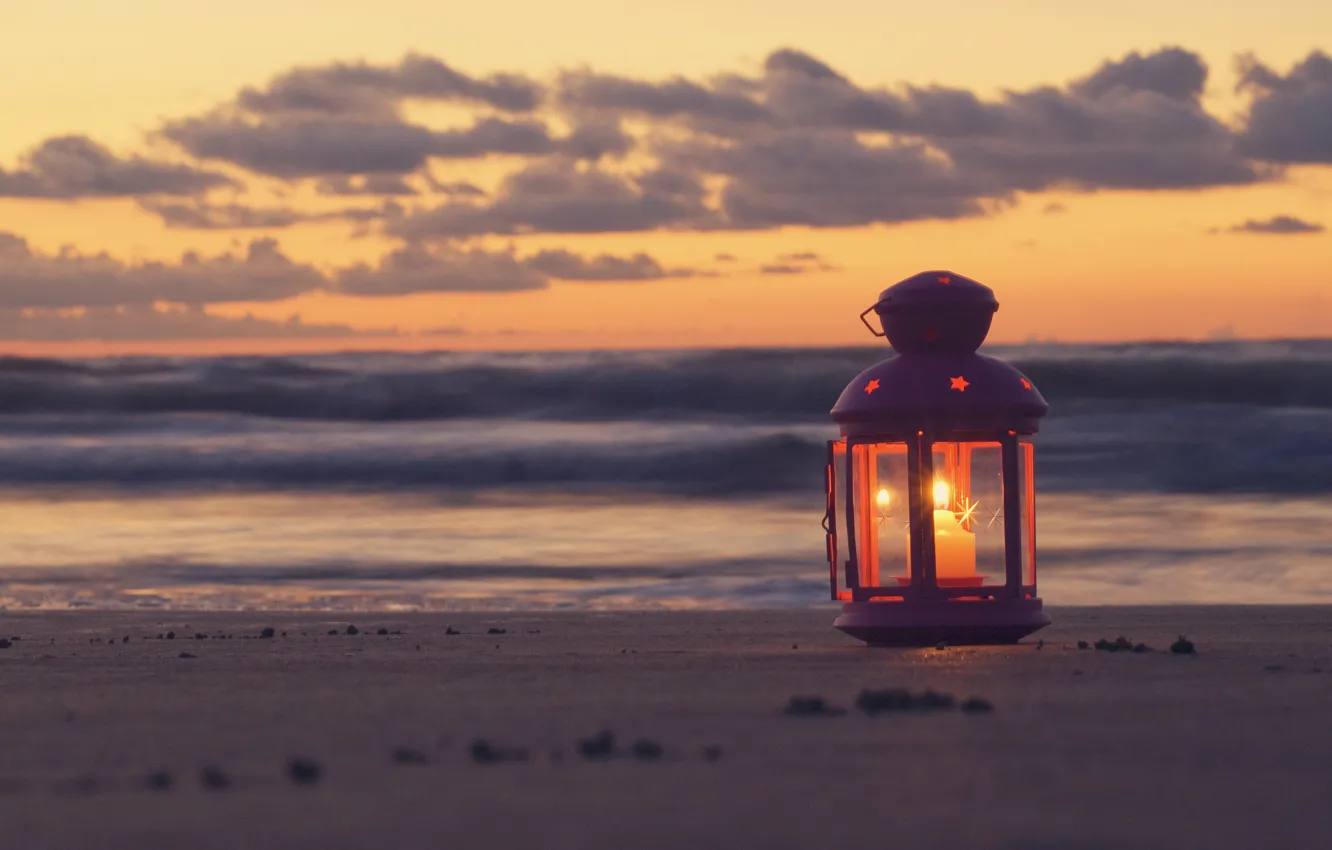 Фото обои песок, море, пляж, небо, облака, пейзаж, закат, фонарь