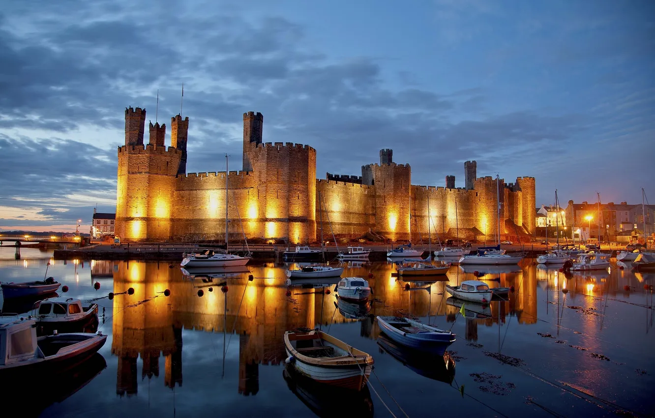 Фото обои отражение, Англия, бухта, яхты, лодки, England, Caernarfon Castle, Замок Карнарвон
