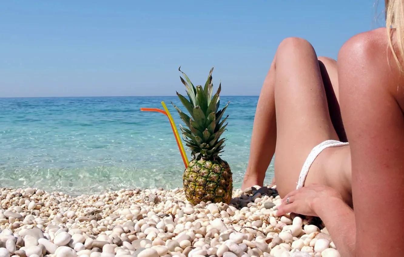 Фото обои море, пляж, лето, девушка, загар, сок, ананас, ножки