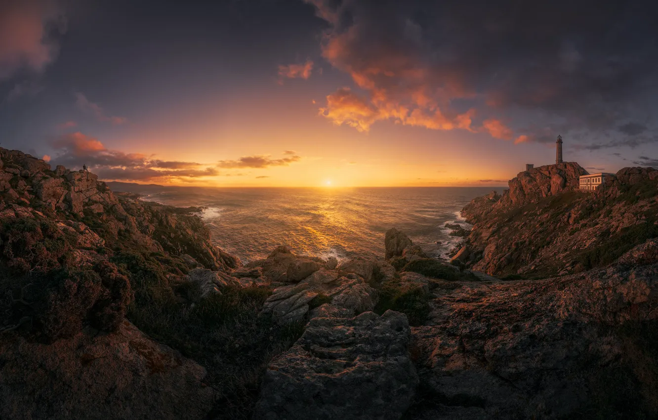 Фото обои море, небо, закат, камни, скалы, берег, вид, маяк