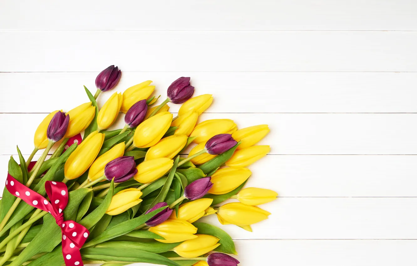 Фото обои цветы, букет, желтые, фиолетовые, лента, тюльпаны, yellow, flowers