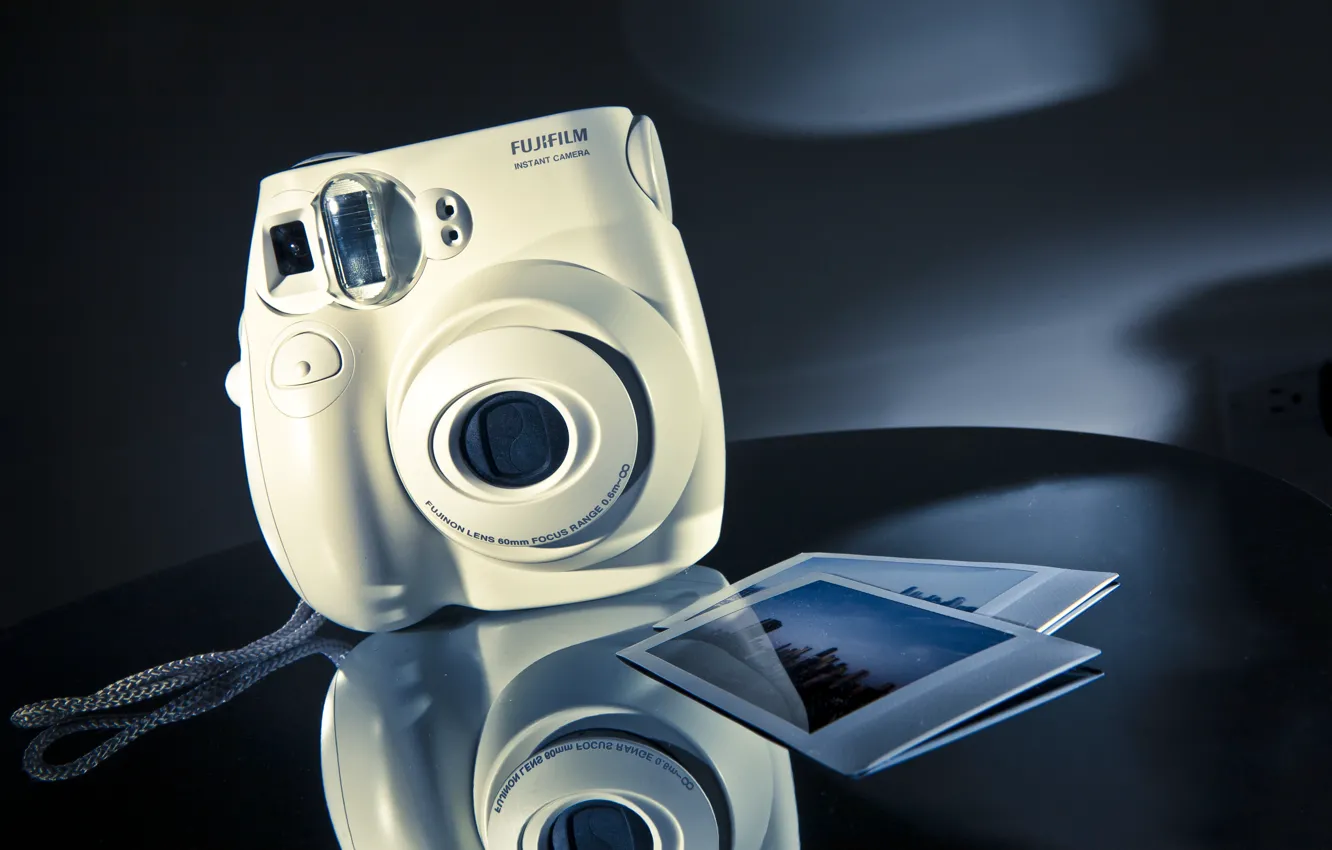 Фото обои отражение, фотоаппарат, фотографии, Fujifilm Instax Mini