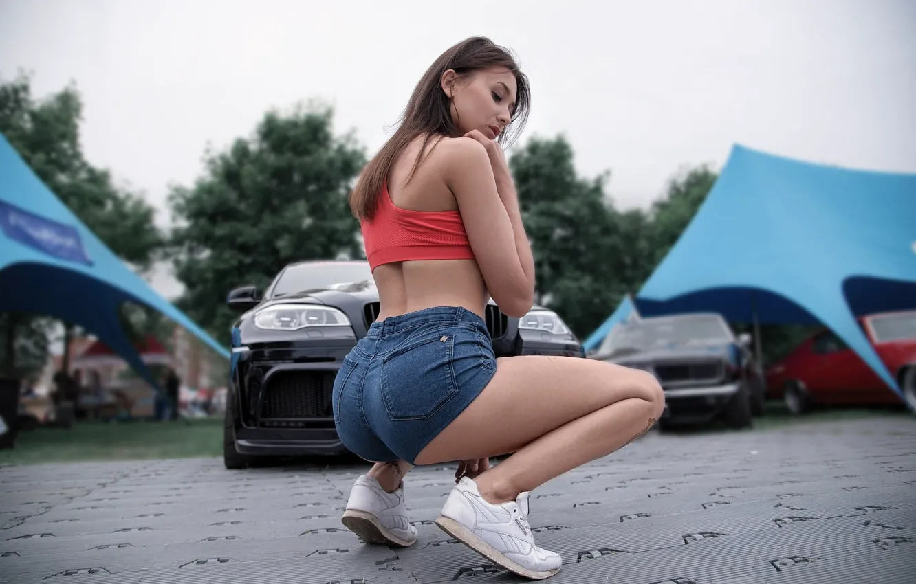 Фото обои girl, shorts, model, beauty, tattoo, t-shirt, sneakers