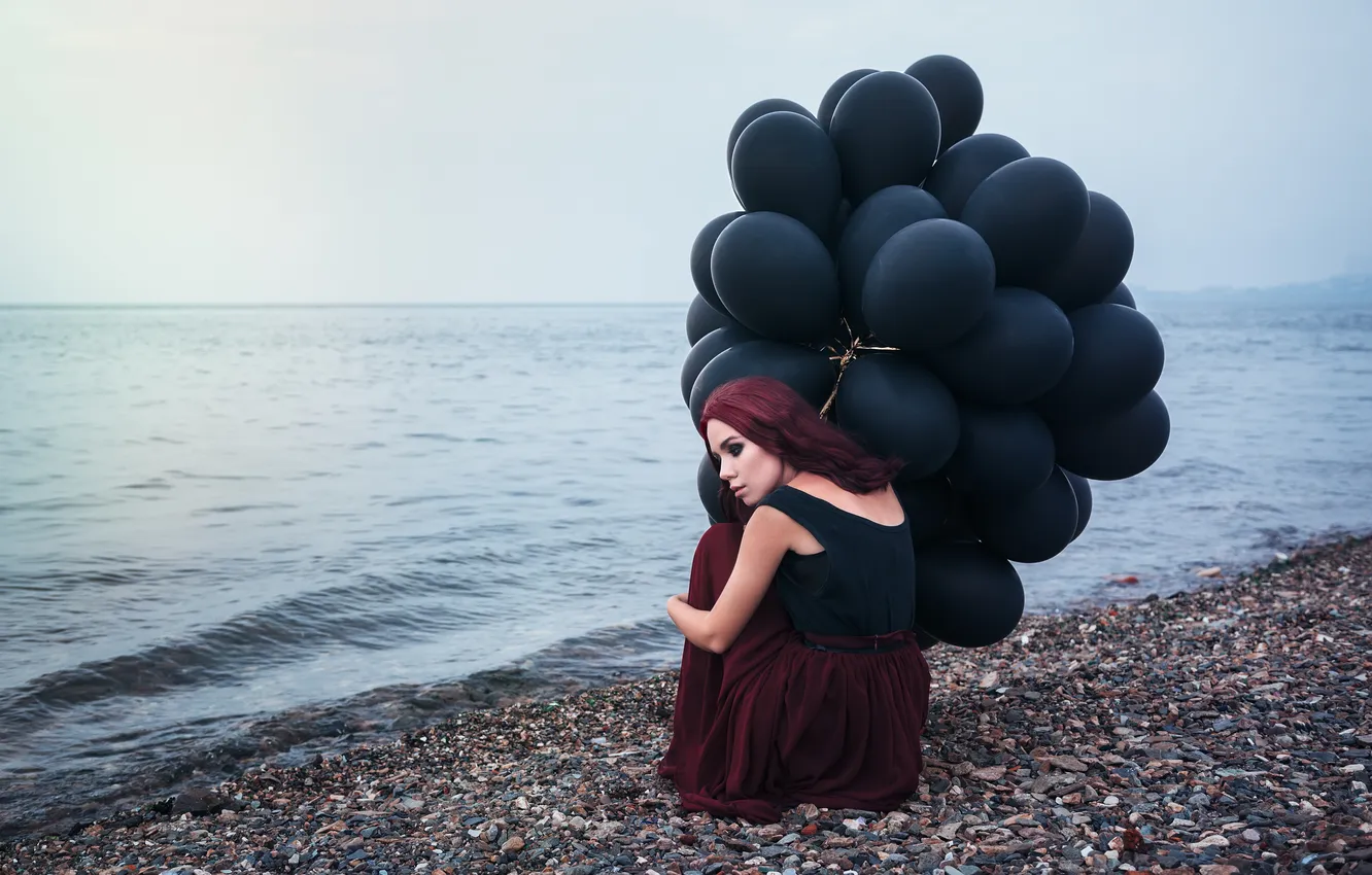 Фото обои море, пляж, девушка, шарики, макияж, наряд, камешки