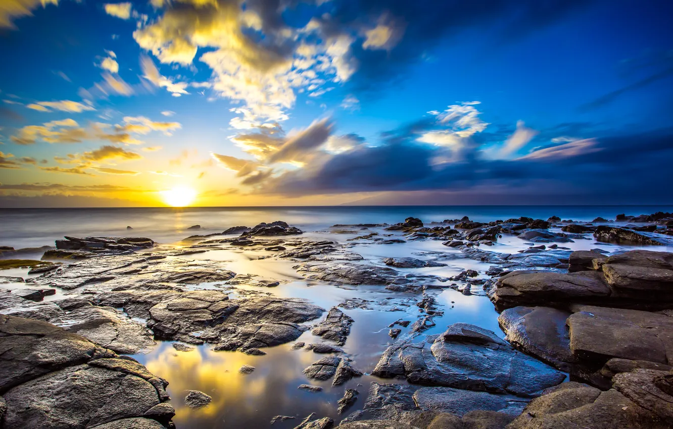 Фото обои небо, солнце, облака, закат, камни, океан, берег, Мауи