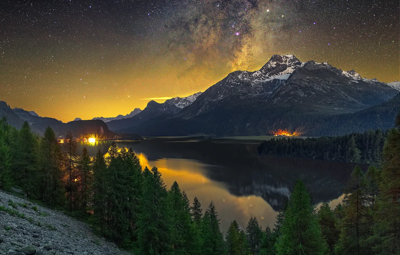 Фото обои лес, небо, звезды, снег, горы, ночь, огни, озеро