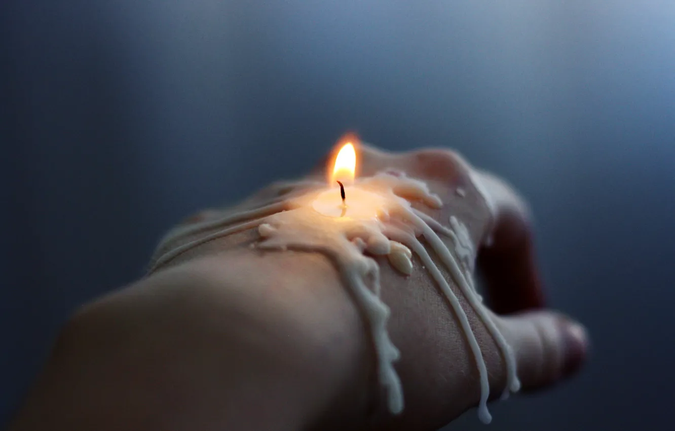Фото обои огонь, рука, свеча, фитиль, воск, кисть