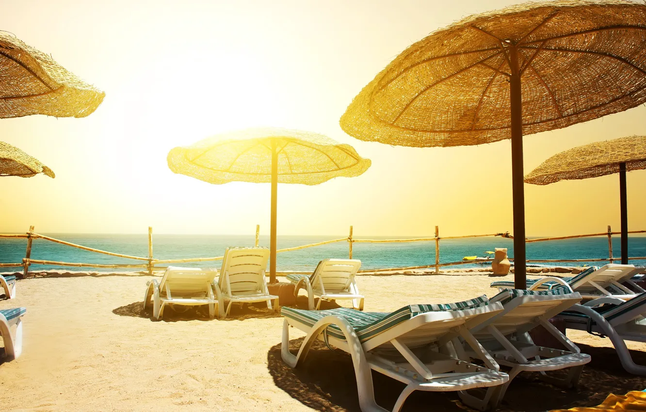 Фото обои песок, море, пляж, небо, солнце, горизонт, ограждение, зонты