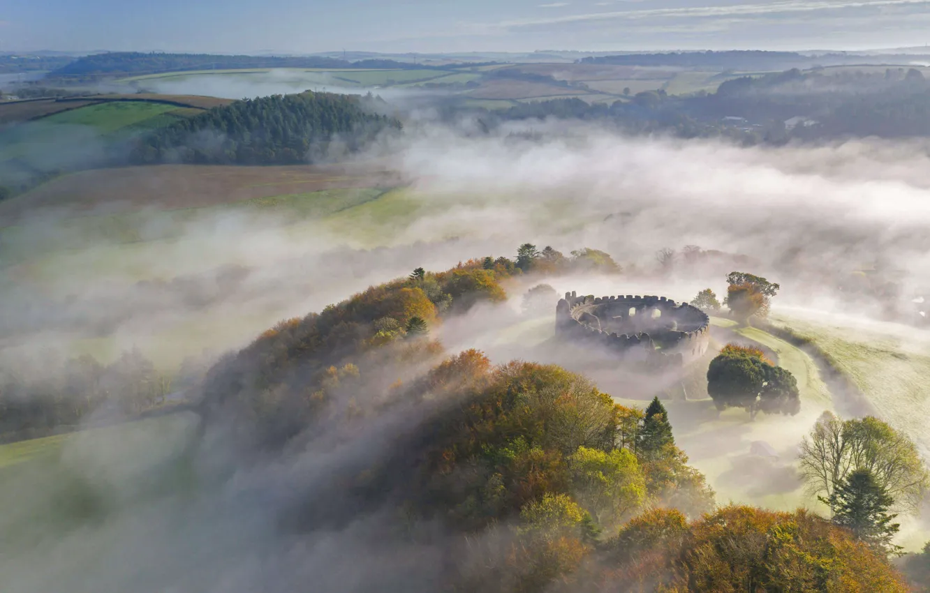 Фото обои туман, Англия, холм, Корнуолл, замок Рестормель