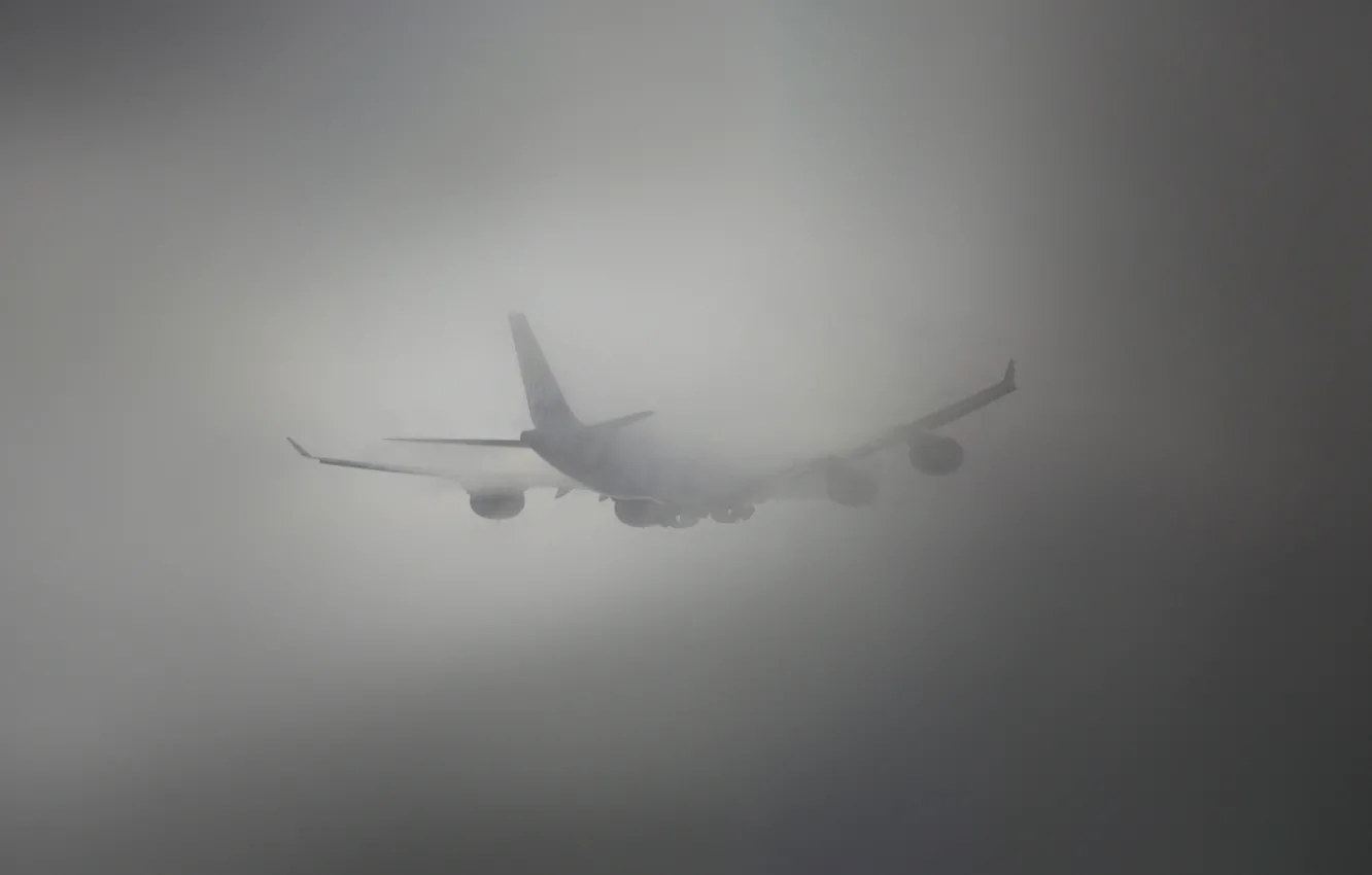 Фото обои Туман, Самолет, Лайнер, Boeing, Авиация, 747, Взлет, Летит