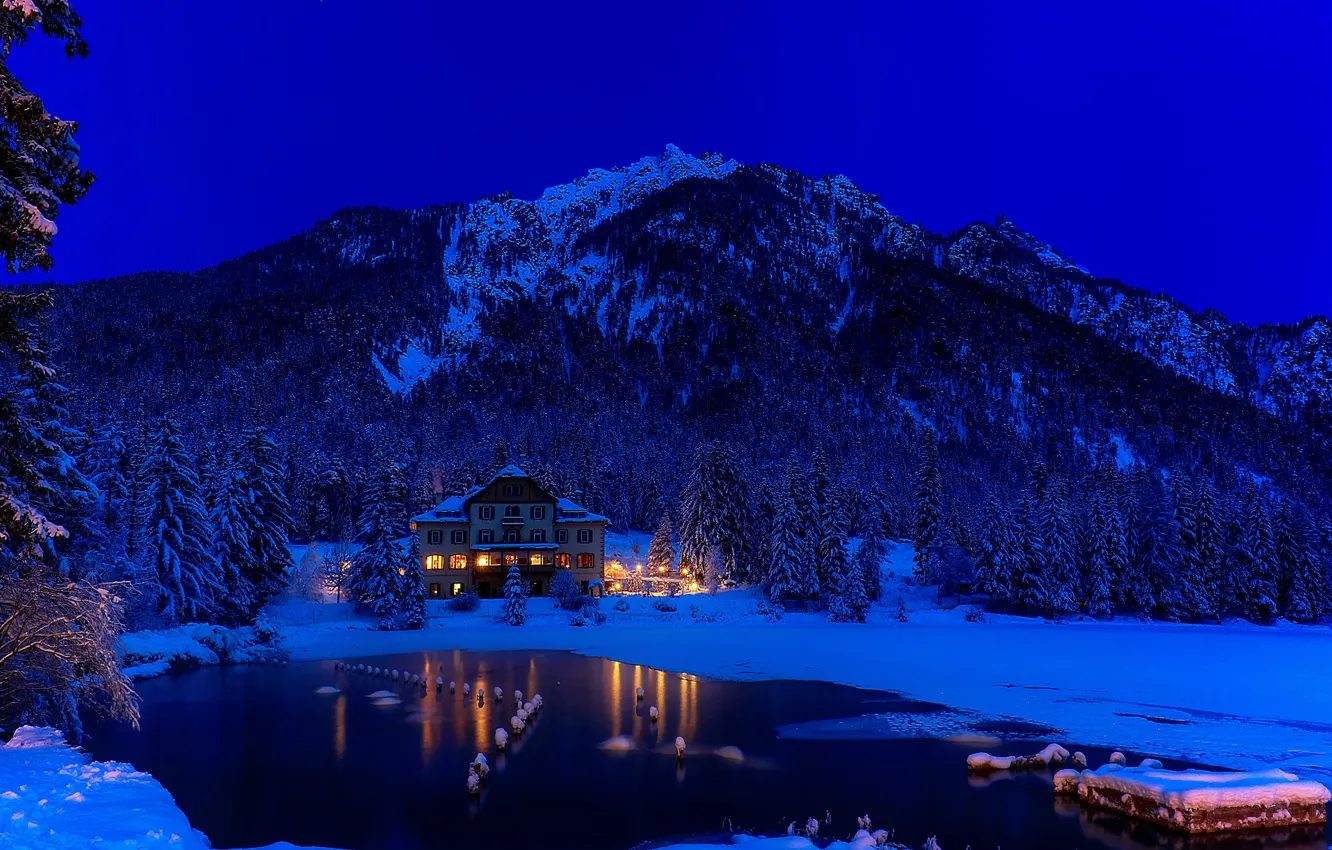 Фото обои зима, лес, снег, горы, ночь, озеро, дом, ели