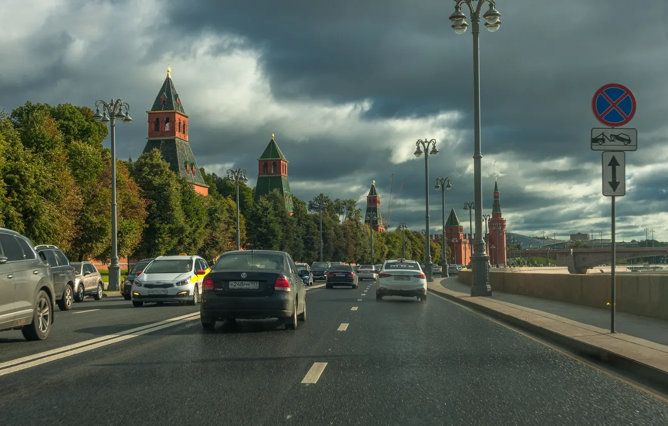 Фото обои дорога, машины, тучи, город, фонари, Москва, башни, Кремль