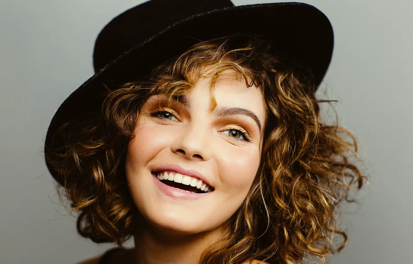 Фото обои взгляд, девушка, лицо, улыбка, волосы, шляпа, Camren Bicondova