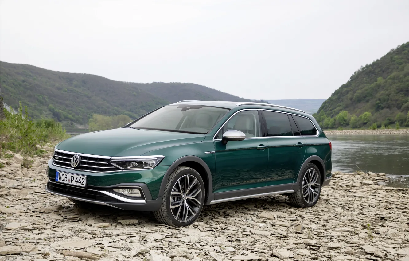 Фото обои берег, Volkswagen, универсал, Passat, тёмно-зелёный, Alltrack, 2019