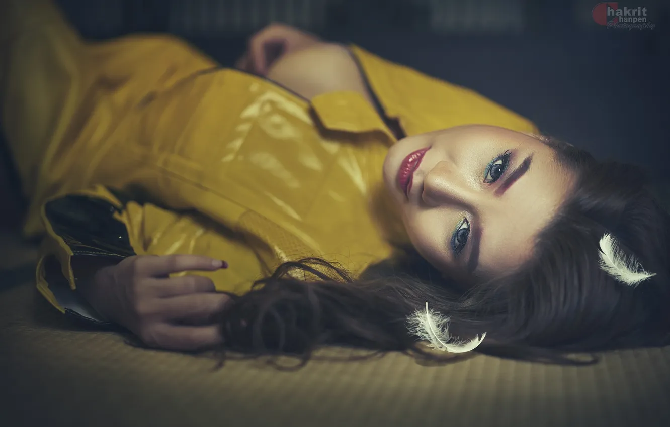 Фото обои перья, girl, boobs, photographer, взляд, asian, lying, Chakrit Chanpen
