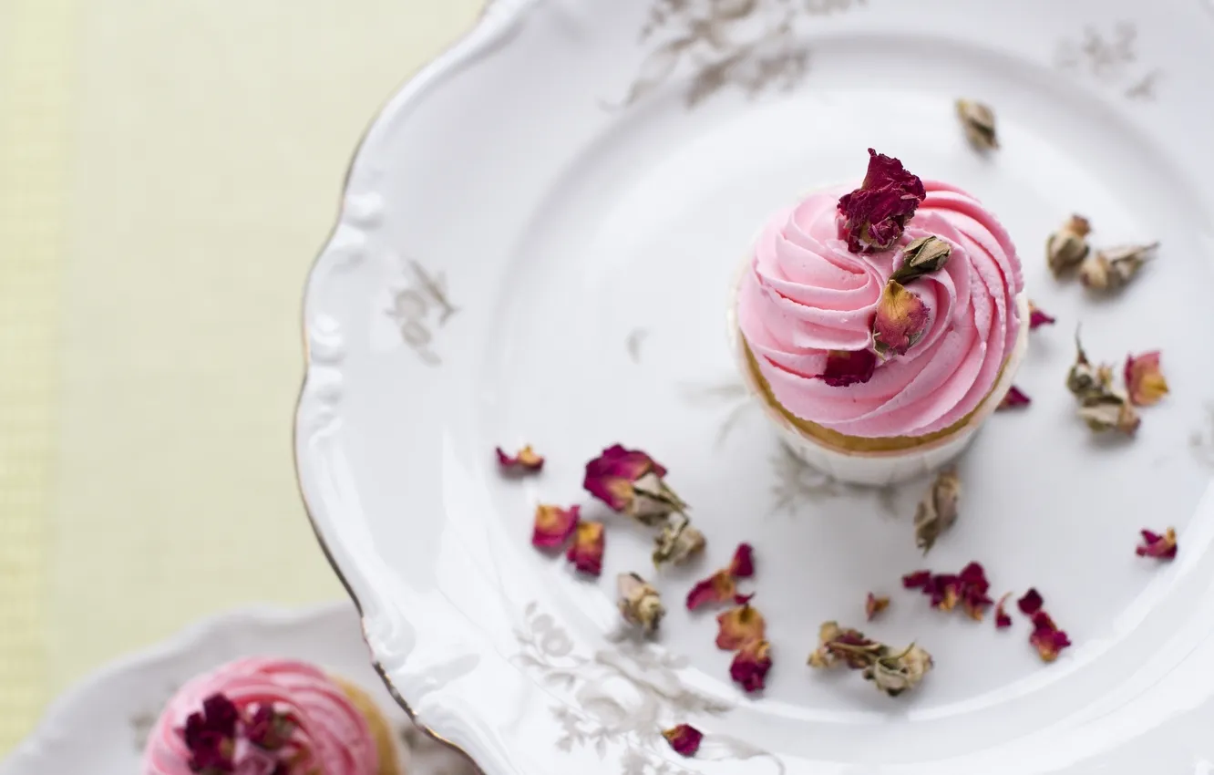 Фото обои розовый, розы, сладости, пирожное, крем, десерт