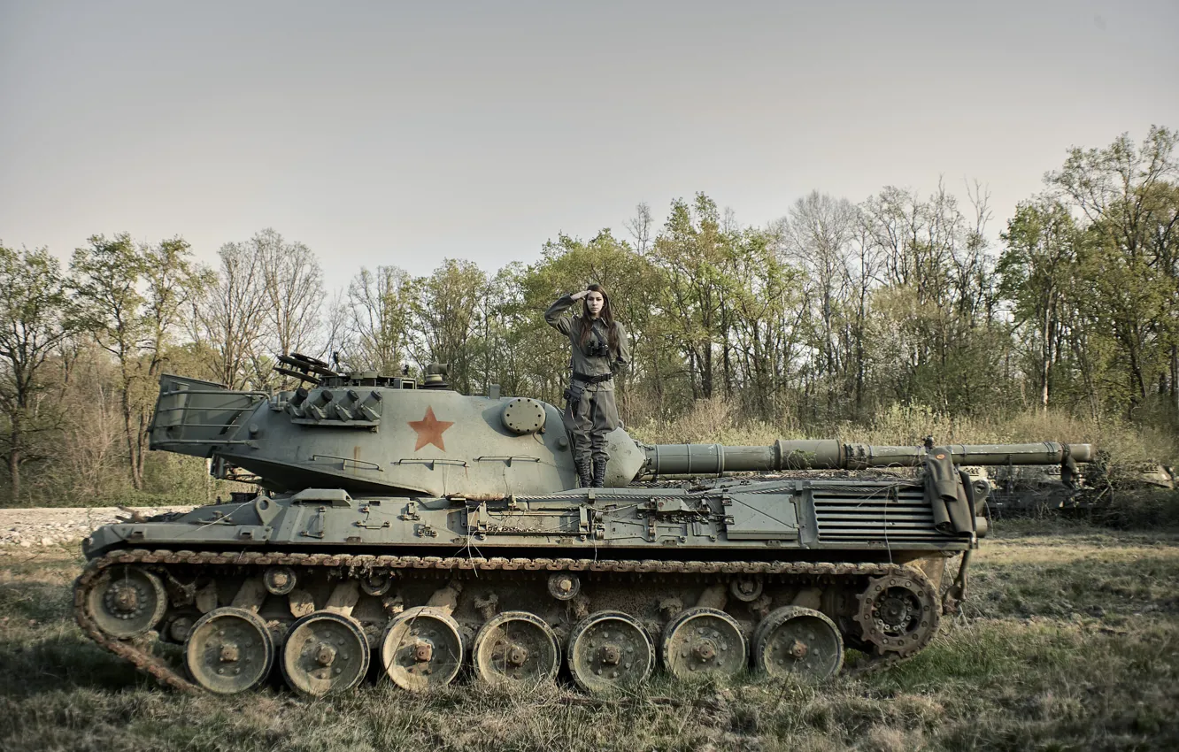 Фото обои девушка, танк, форма, бронетехника