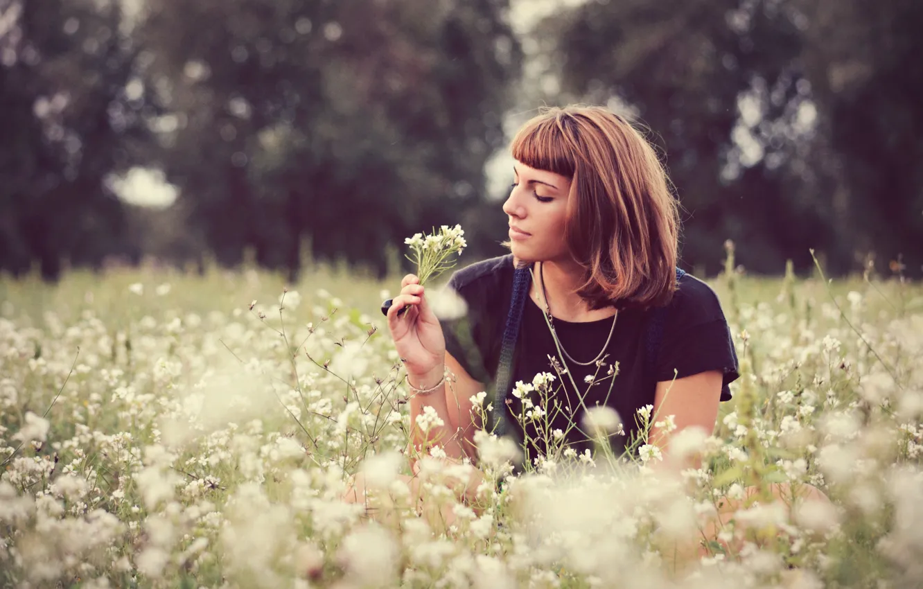 Фото обои деревья, цветы, волосы, trees, поле цветов, flowers, hair, looking