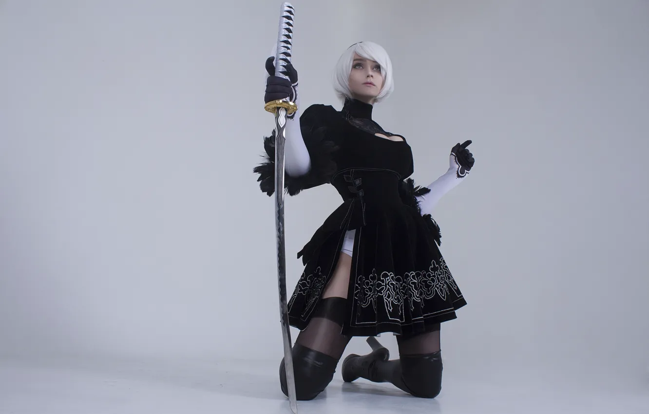 Фото обои меч, катана, серый фон, черное платье, Nier, косплей, короткая стрижка, NieR Automata