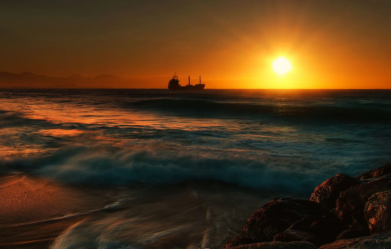 Фото обои море, волны, солнце, закат, корабль