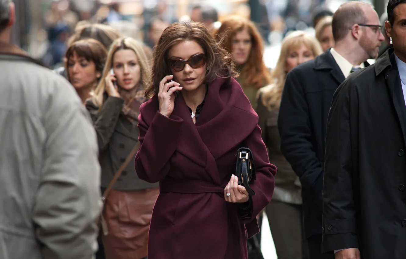 Фото обои улица, актриса, очки, Кэтрин Зета-Джонс, Catherine Zeta-Jones